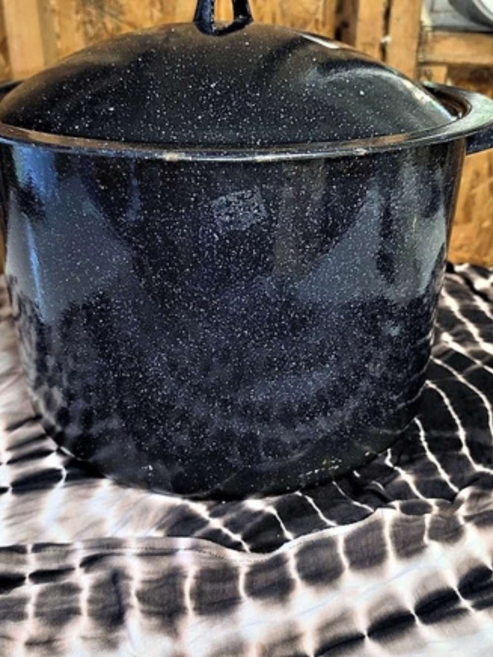 Granite Ware Black Enamel Cookware Pot with Lid